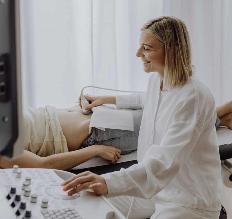 Dr. med Rieke Hermann macht eine Ultraschalluntersuchung bei einer Patientin.