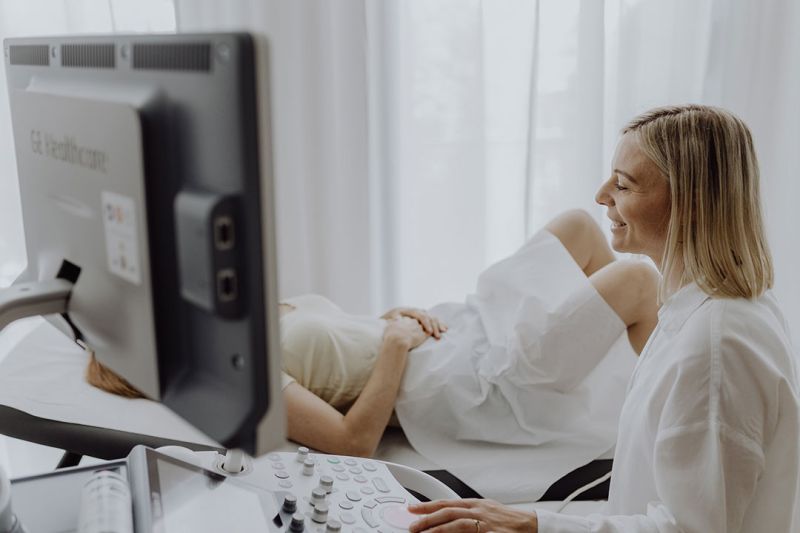 Gynäkologin Dr. med. Rieke Hermann untersucht liegende Patientin