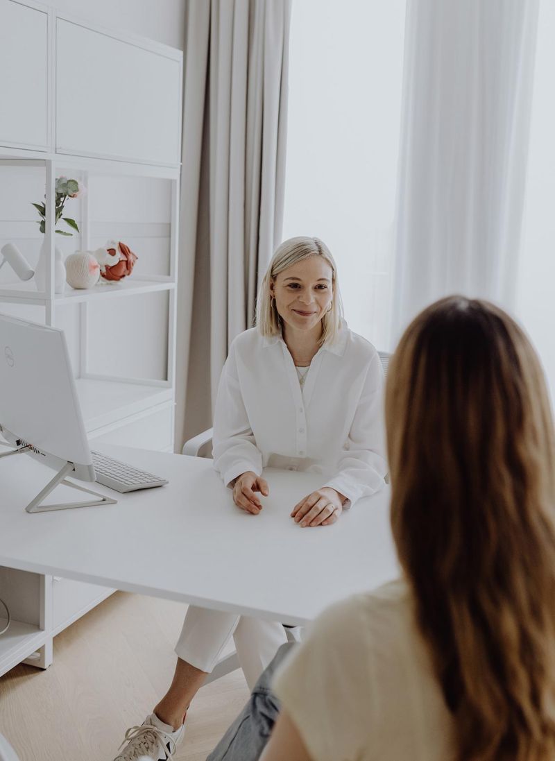 Dr. med Rieke Hermann informiert eine Patientin über das Thema Beckenboden.