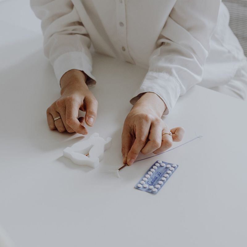 Gynäkologin Dr. med. Rieke Hermann zeigt einem Teenager verschiedene Verhütungsmethoden