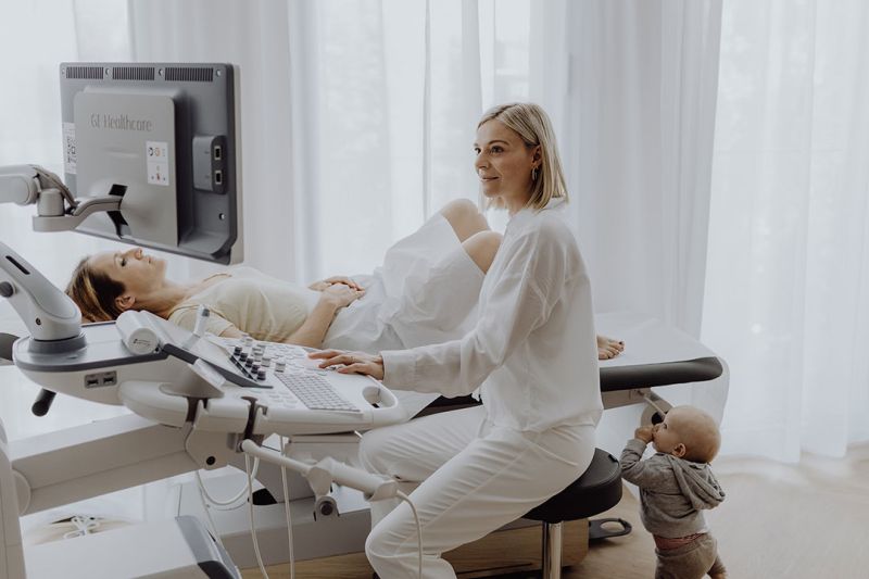 Frauenärztin Dr. med. Rieke Hermann untersucht eine schwangere Frau nach der Geburt.